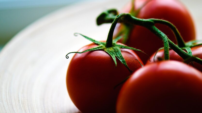 Prices for tomatoes in Megamarket, Novus, Metro and Auchan