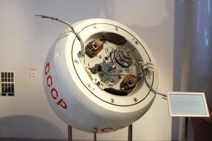 Космический корабль падает на Землю