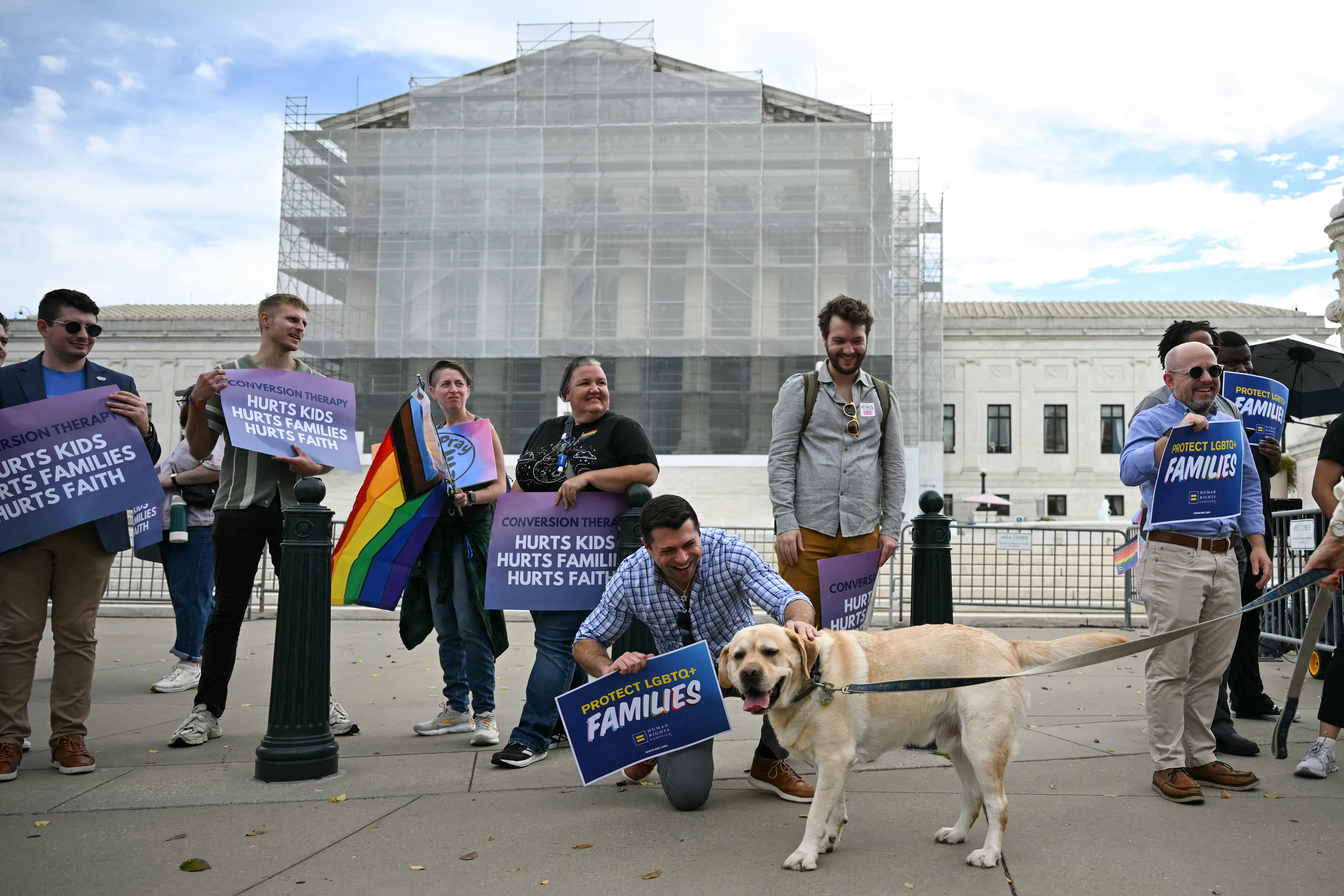 Der Oberste Gerichtshof der USA könnte das Verbot von Konversionstherapie aufheben: Was bedeutet das?