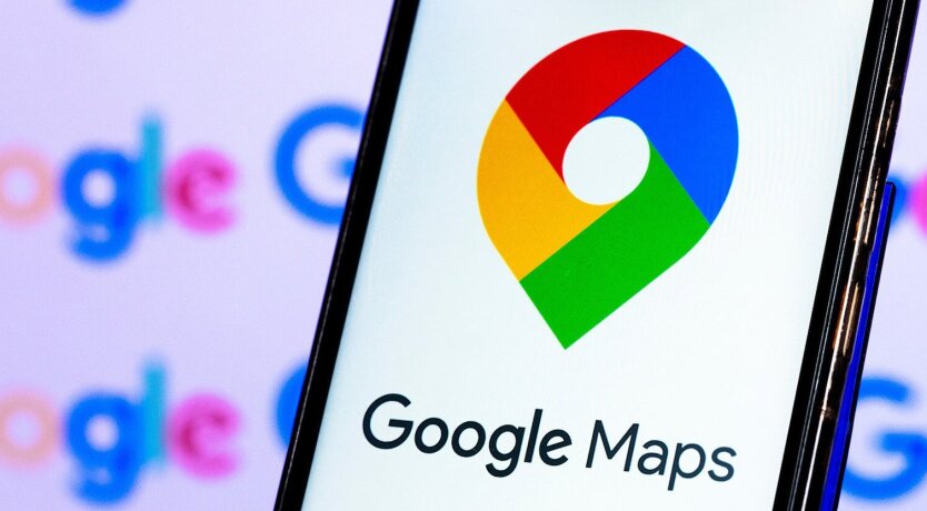 Водитель Google Maps использует смартфон