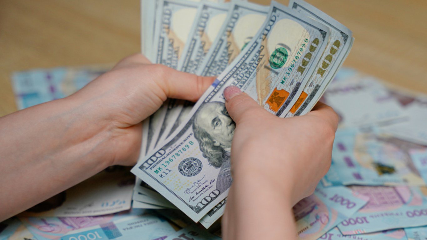 Украинцам выплатят до 1,3 тыс. долларов поддержки — подробности
