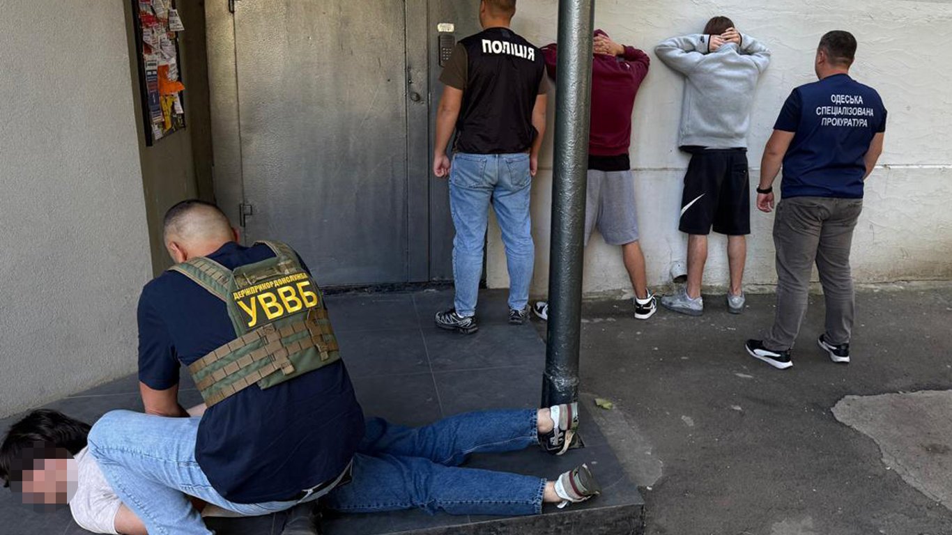 Three 19-year-olds detained in Odesa for illegal transportation of a conscript: what they face