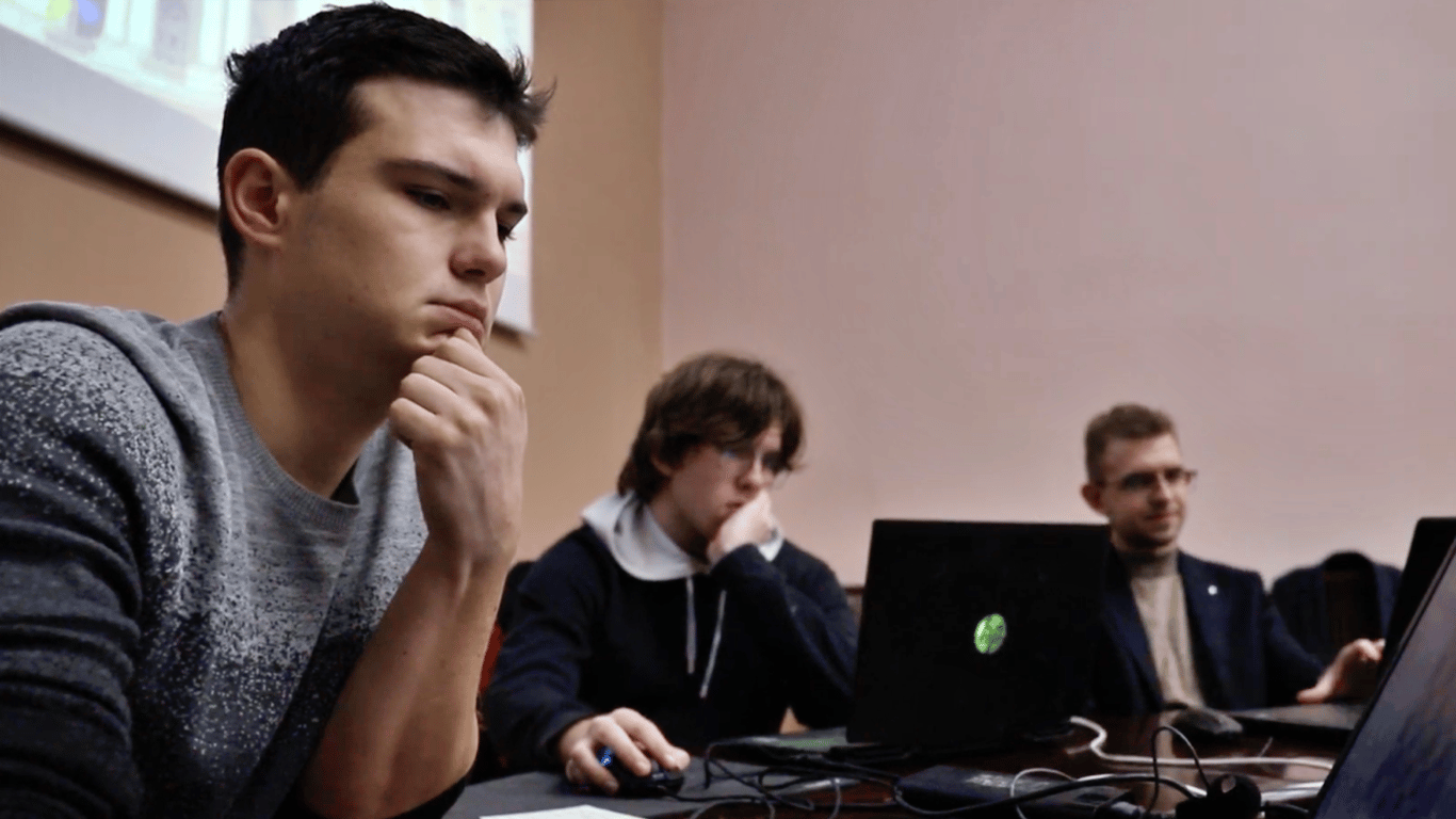 Azov sucht QA-Spezialisten: Welche Dienstbedingungen und Anforderungen an die Bewerber bestehen