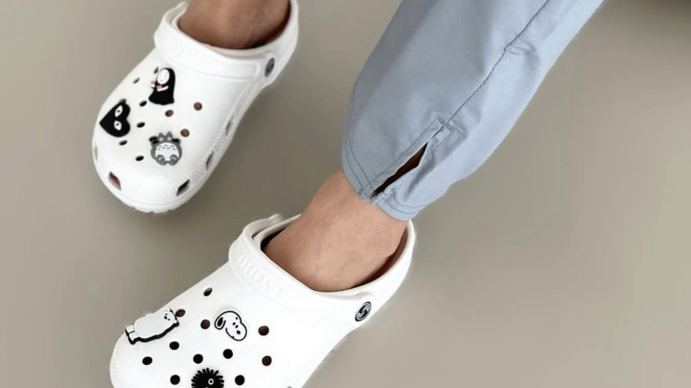 Врачи предупредили о опасности кроксов: кому стоит отказаться от популярной обуви