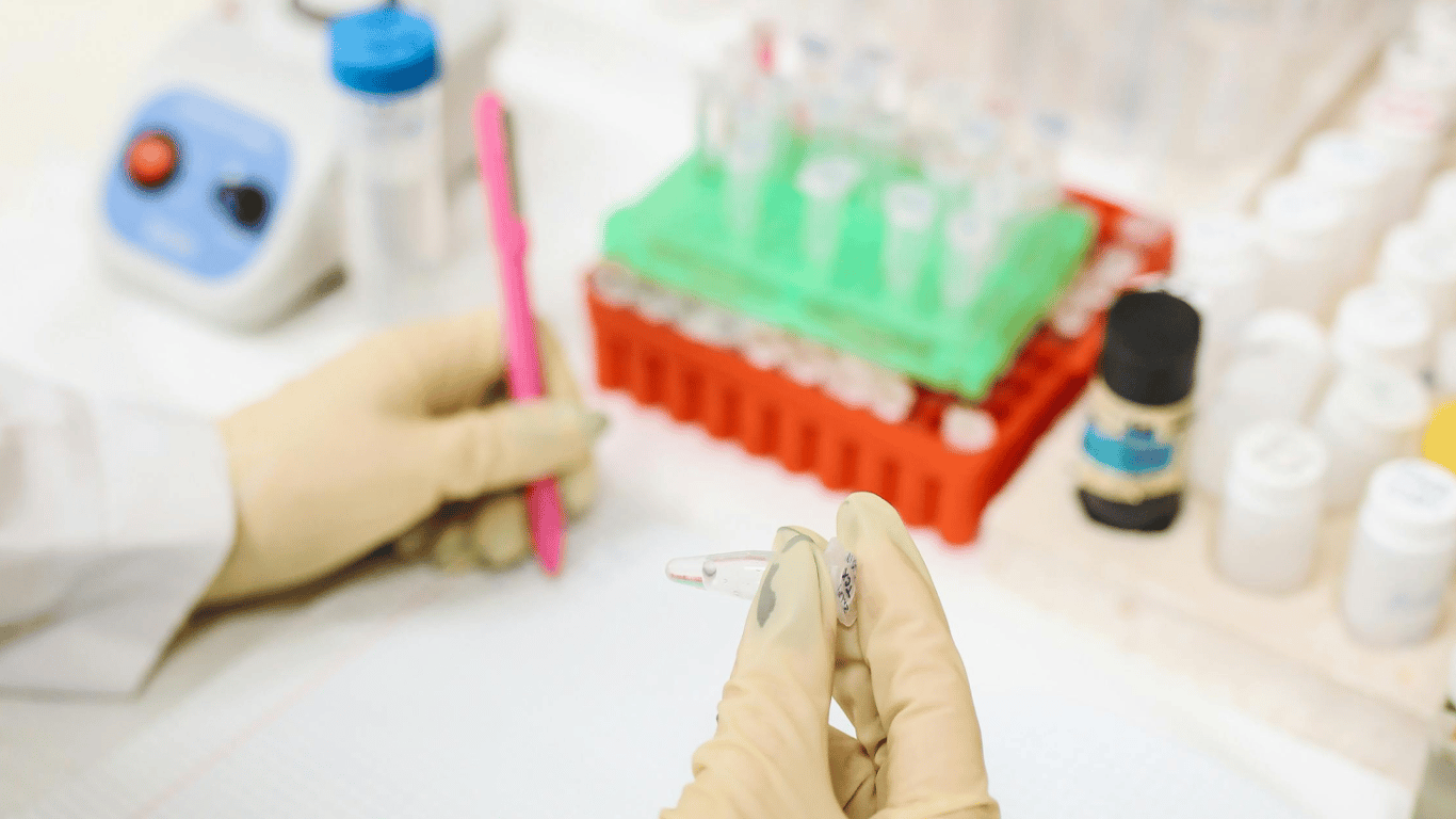 Новый штам Stratus распространяется по миру: стоит ли волноваться и какие симптомы