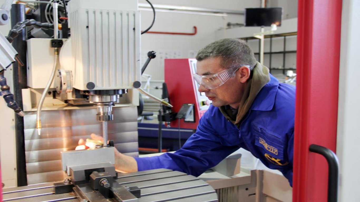 Asow sucht Fräser: Gehalt bis zu 127.000 Hrywnja und Kampfzulagen