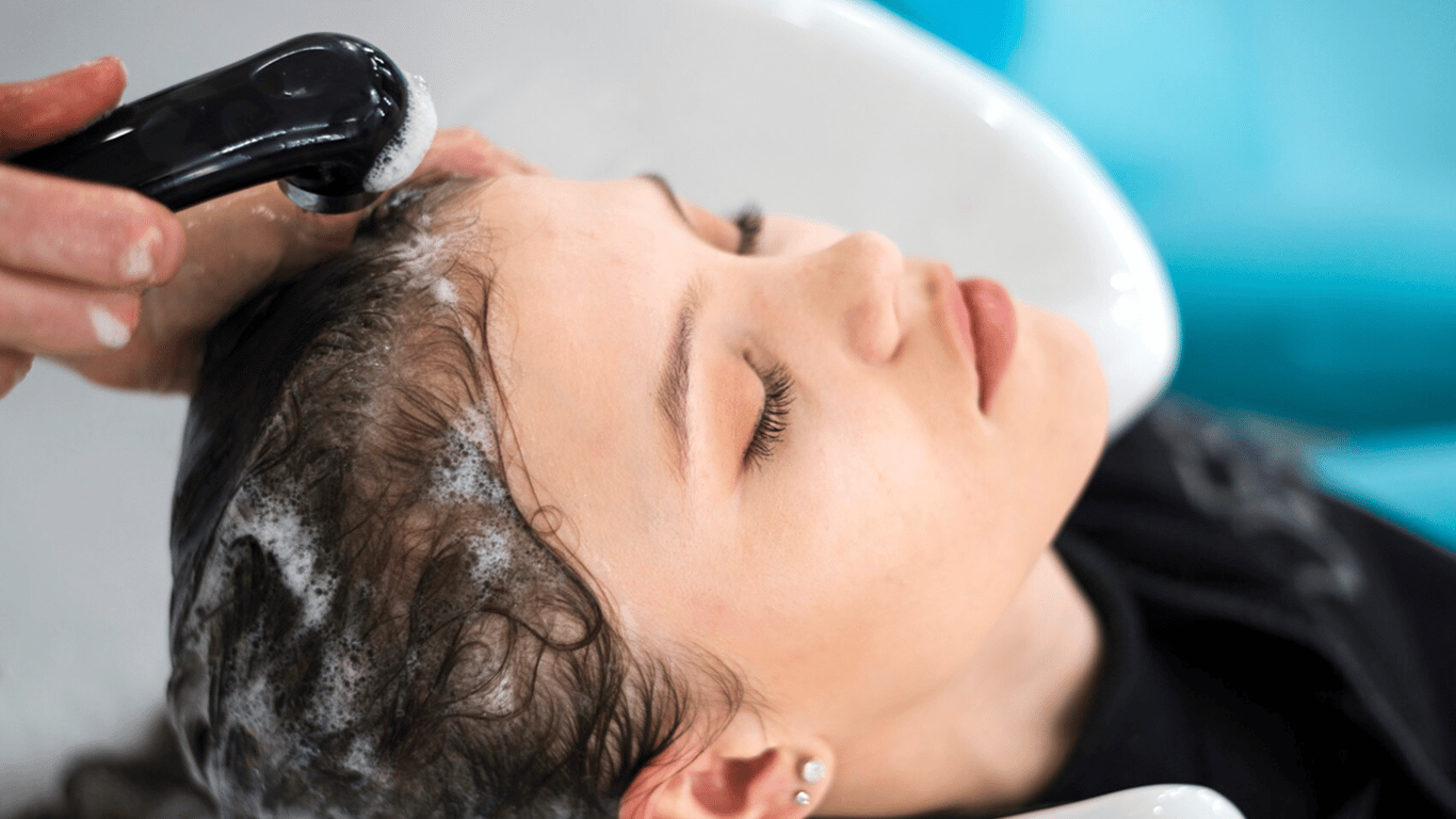 Трихологи раскрыли 5 ошибок при мытье головы: почему волосы быстрее жирнеют