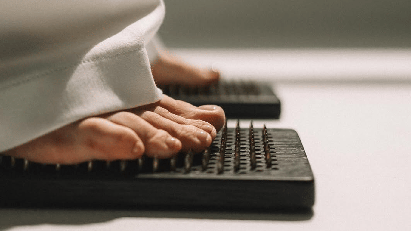 Стояние на гвоздях как способ борьбы со стрессом: что говорят специалисты