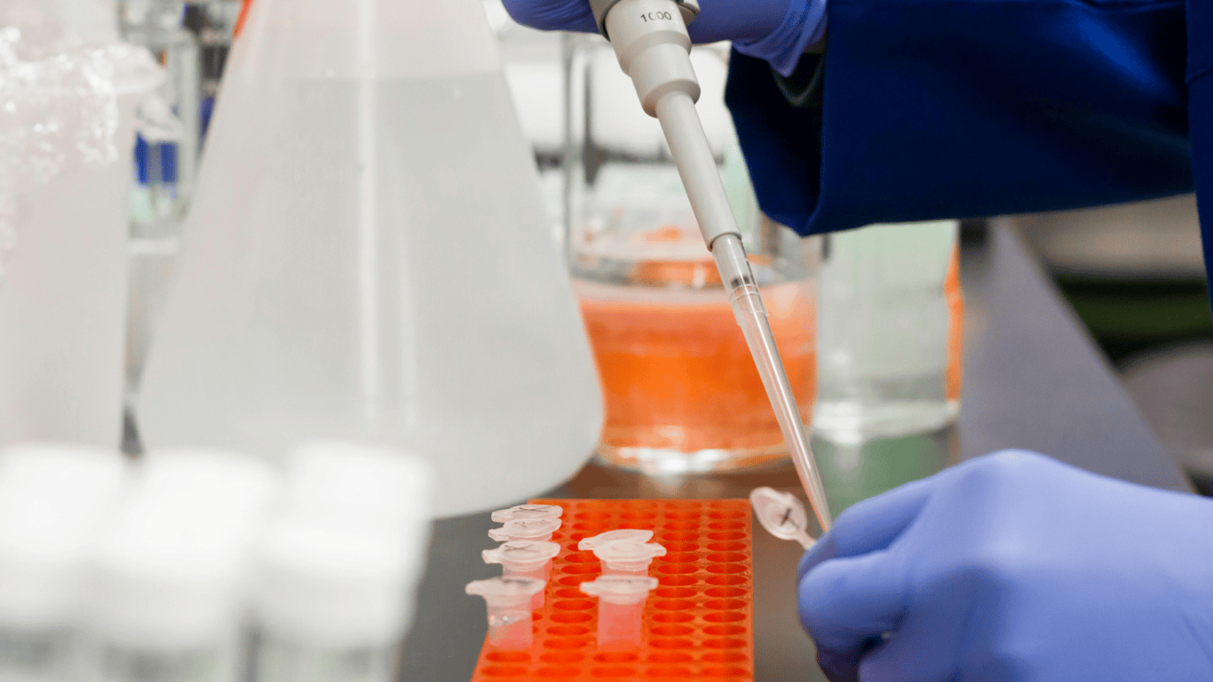 Заболеваемость COVID-19 в Украине за неделю увеличилась в три раза: что известно