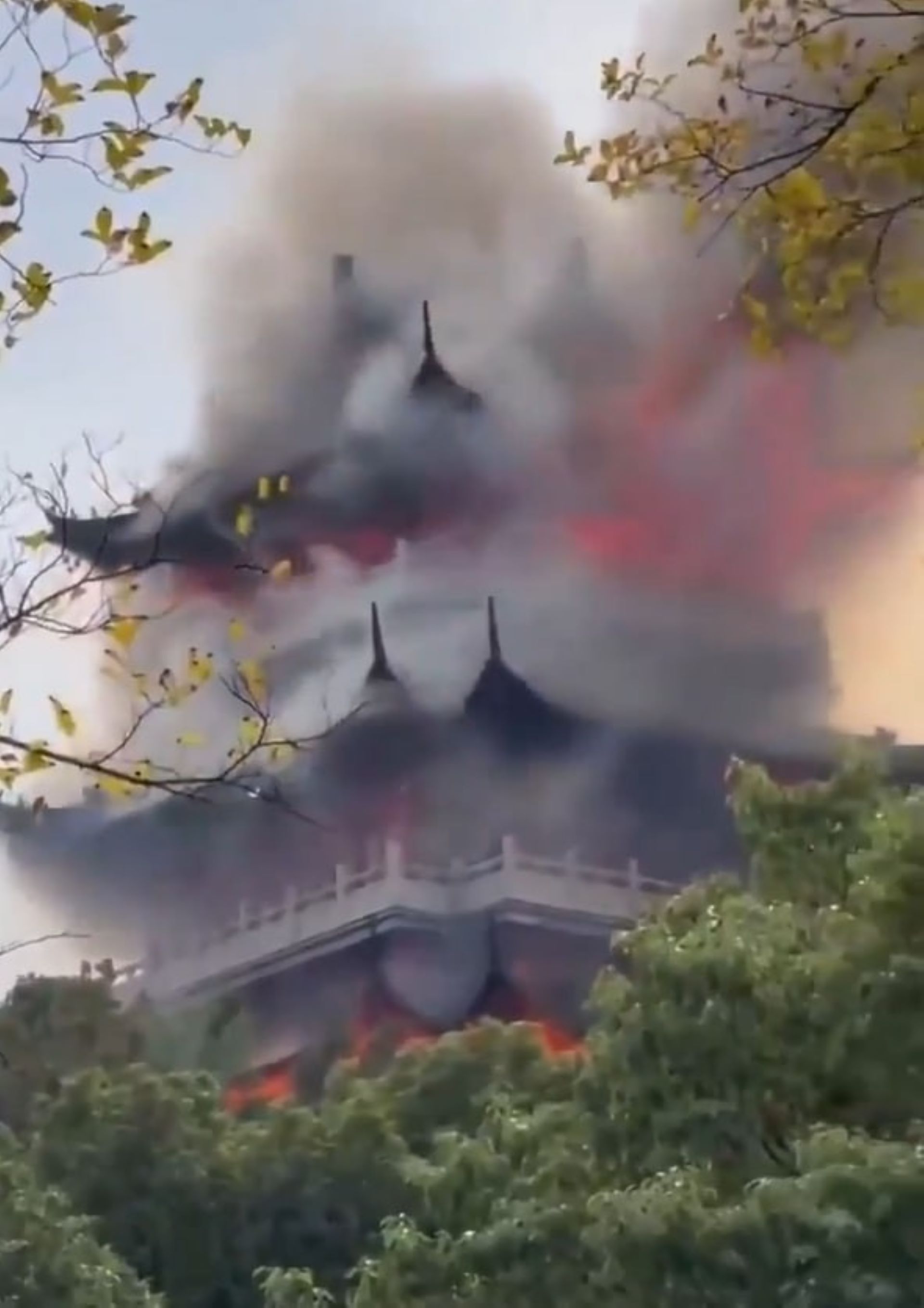 Турист спалив храм у Китаї: пожежу спричинили свічки та пахощі