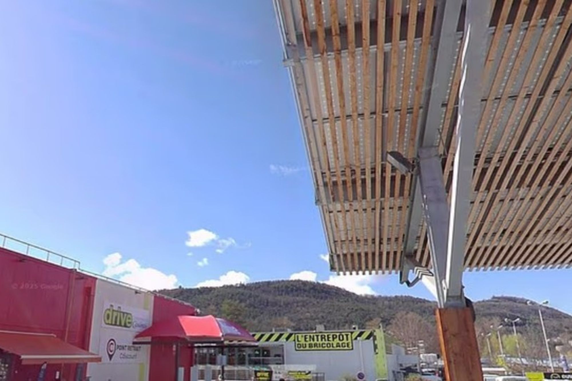 Шокуюче самогубство у Франції: жінка скоїла суїцид бензопилою на парковці