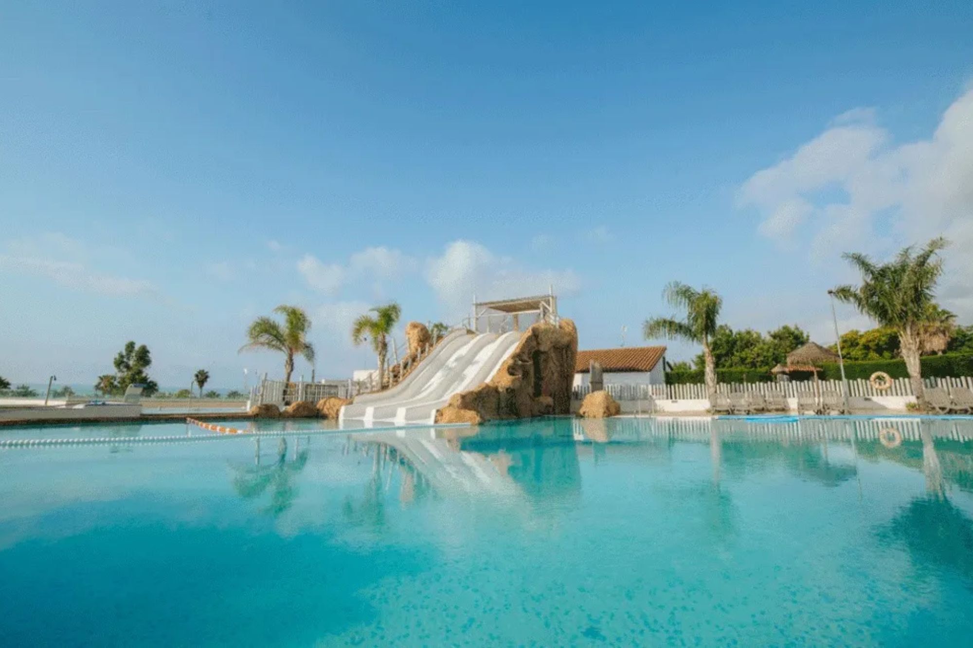 Зимний кемпинг в Европе: где найти солнце и выгоду в холодный сезон