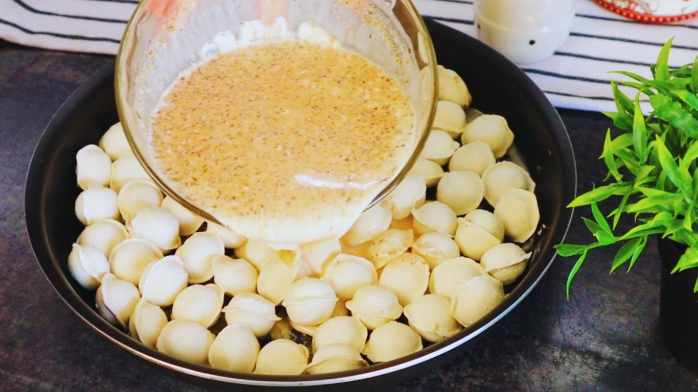 Szybkie danie z mrożonych pierogów: zapiekanka w sosie śmietanowym pod serem