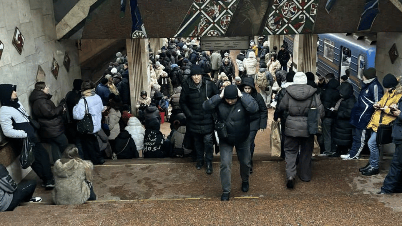 Стілець у сховищі київського метро