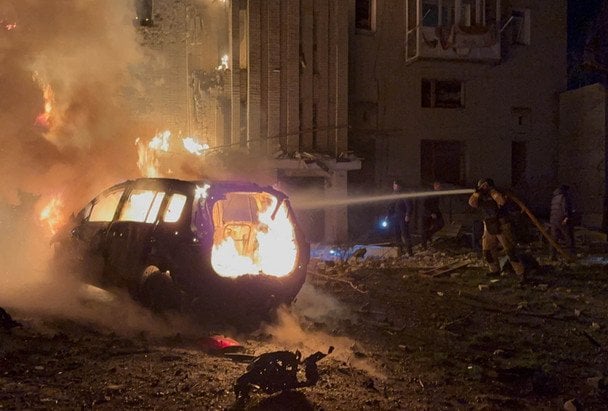В Охтирке в результате удара дронами горел жилой дом: семеро пострадавших