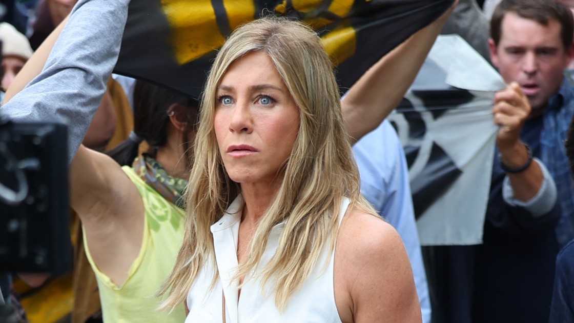 jennifer aniston oblana farbą podczas zdjęć