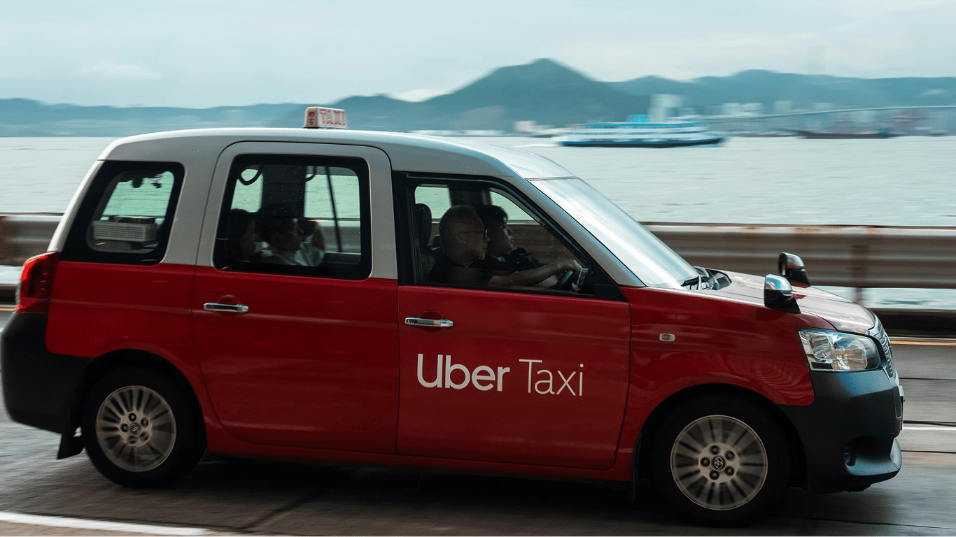 Такси Uber и туристы с кошельками