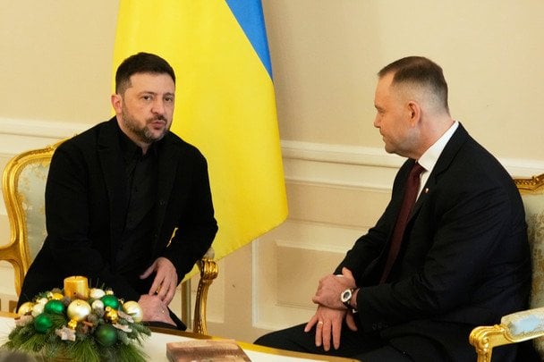 Зеленський отримав у Варшаві книгу Документи Волинської трагедії: символічний жест Навроцького