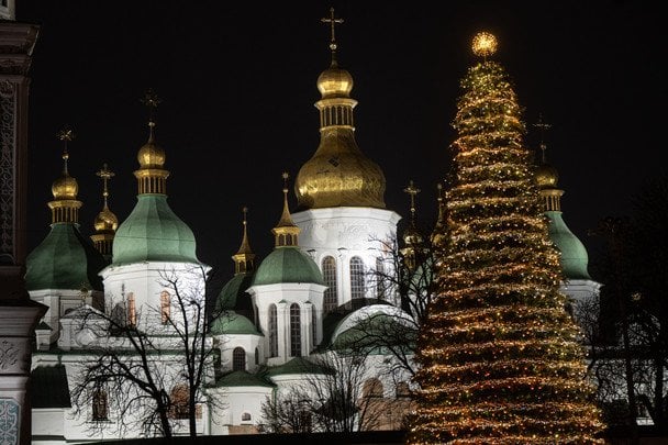 Тихий новорічний Київ у темряві
