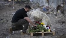 Зеленский пообщался з мешканцями зруйнованої п’ятиповерхівки у Києві: що обіцяють постраждалим