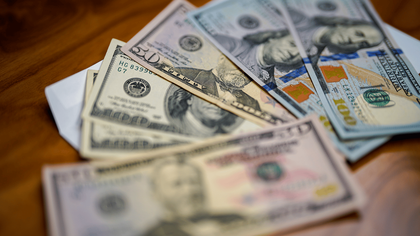 Курс долара зріс до 43,92