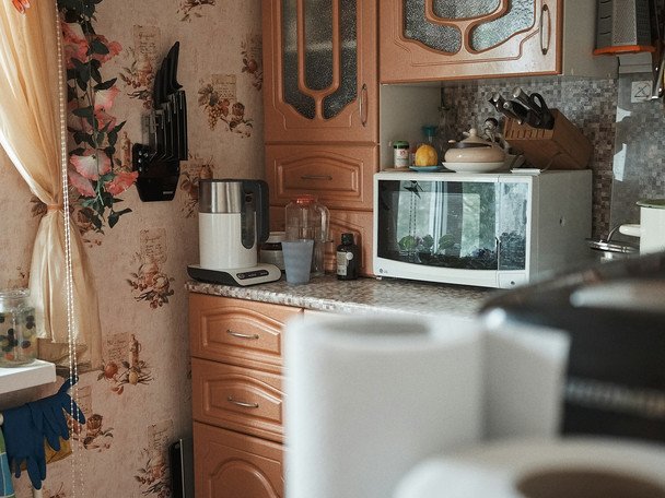 Domowe sposoby na czystą mikrofalówkę. Para wodna to klucz do sukcesu