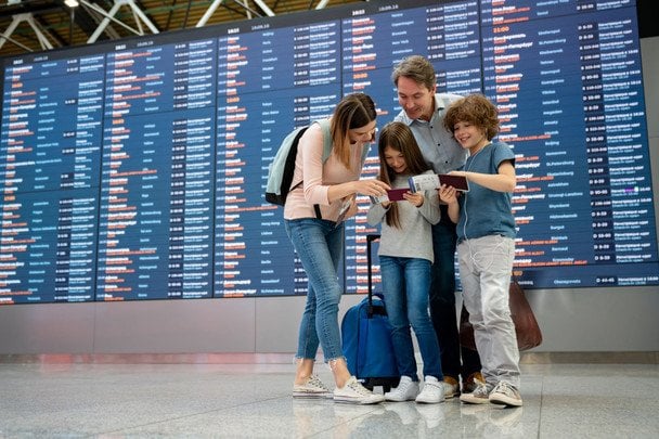 Самолет AirBaltic на взлетной полосе