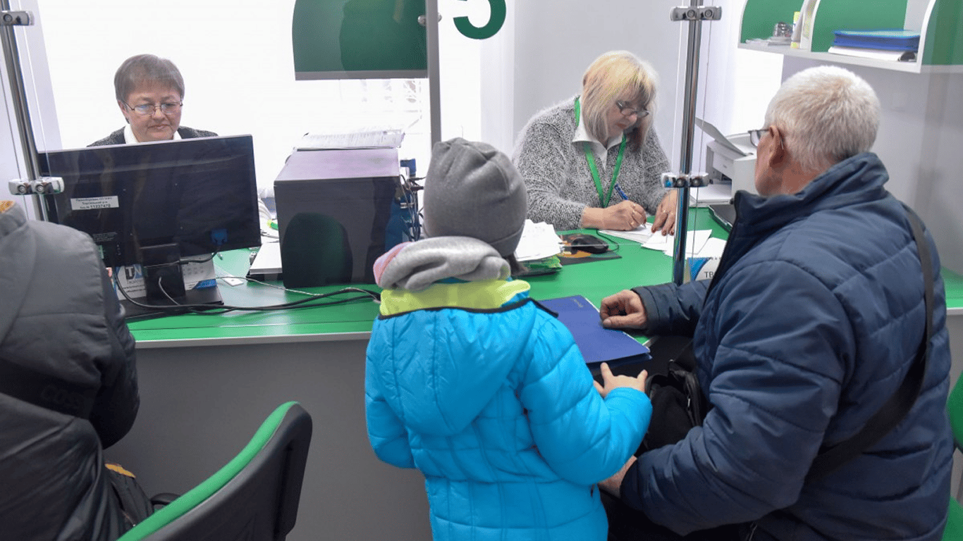 Kiedy emeryci pracujący otrzymają podwyższoną emeryturę? Kluczowe terminy i procedury