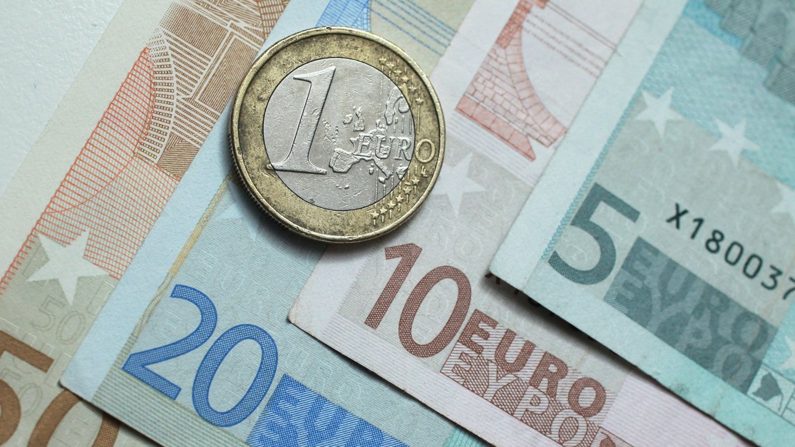 what does euro exchange rate depend on in simple words