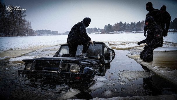 На Киевщине в результате провала УАЗа под лед обнаружен погибший