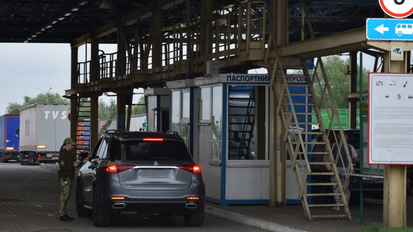 Черга авто на кордоні з Польщею