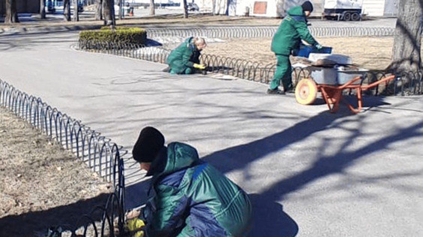 Pierwsze wiosenne kwiaty już zakwitły w Charkowie: parki szykują się na nowy sezon