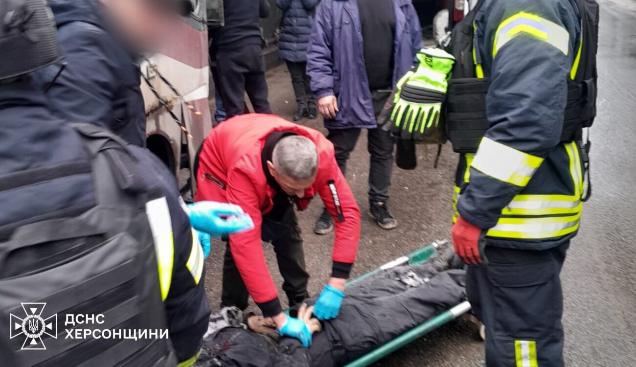 Последствия обстрела маршрутки в Херсоне