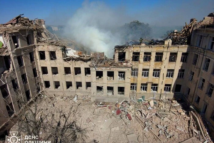 A worker of the Bilhorod-Dnistrovskyi lyceum who was wounded by a Russian strike has died in the hospital
