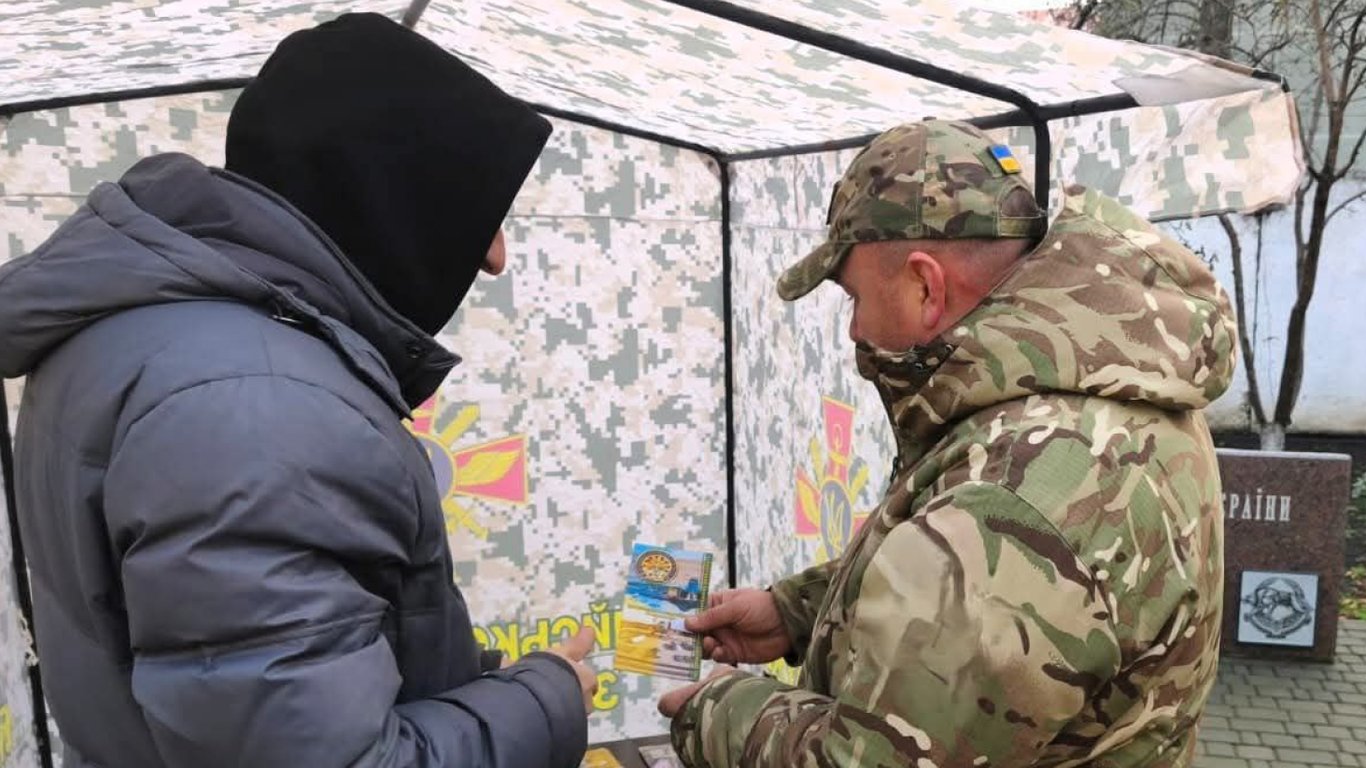 В Одессе военнослужащий подвергся нападению с применением ножа и газа