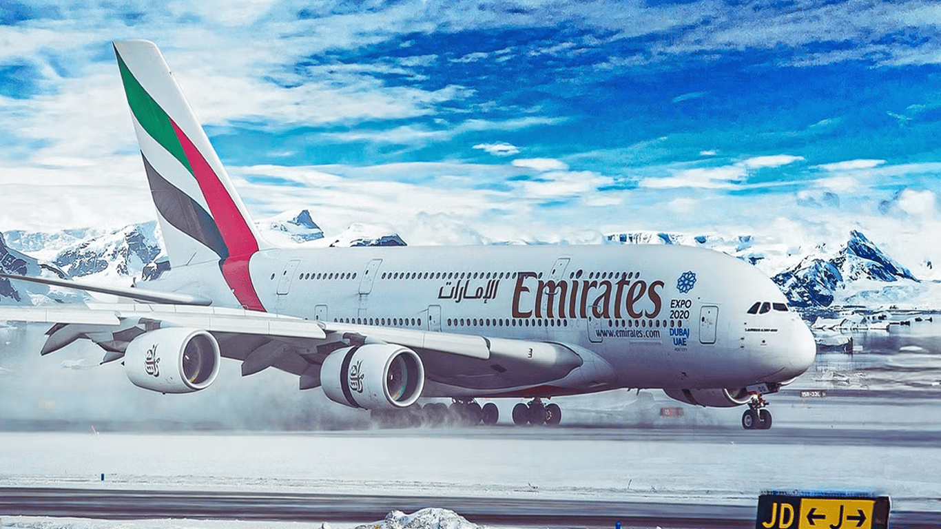 Літак Emirates A380 на злітній смузі