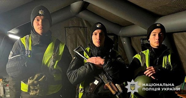 Długi dialog na balkonie. Policjanci z Kijowa uratowali życie 22-latkowi