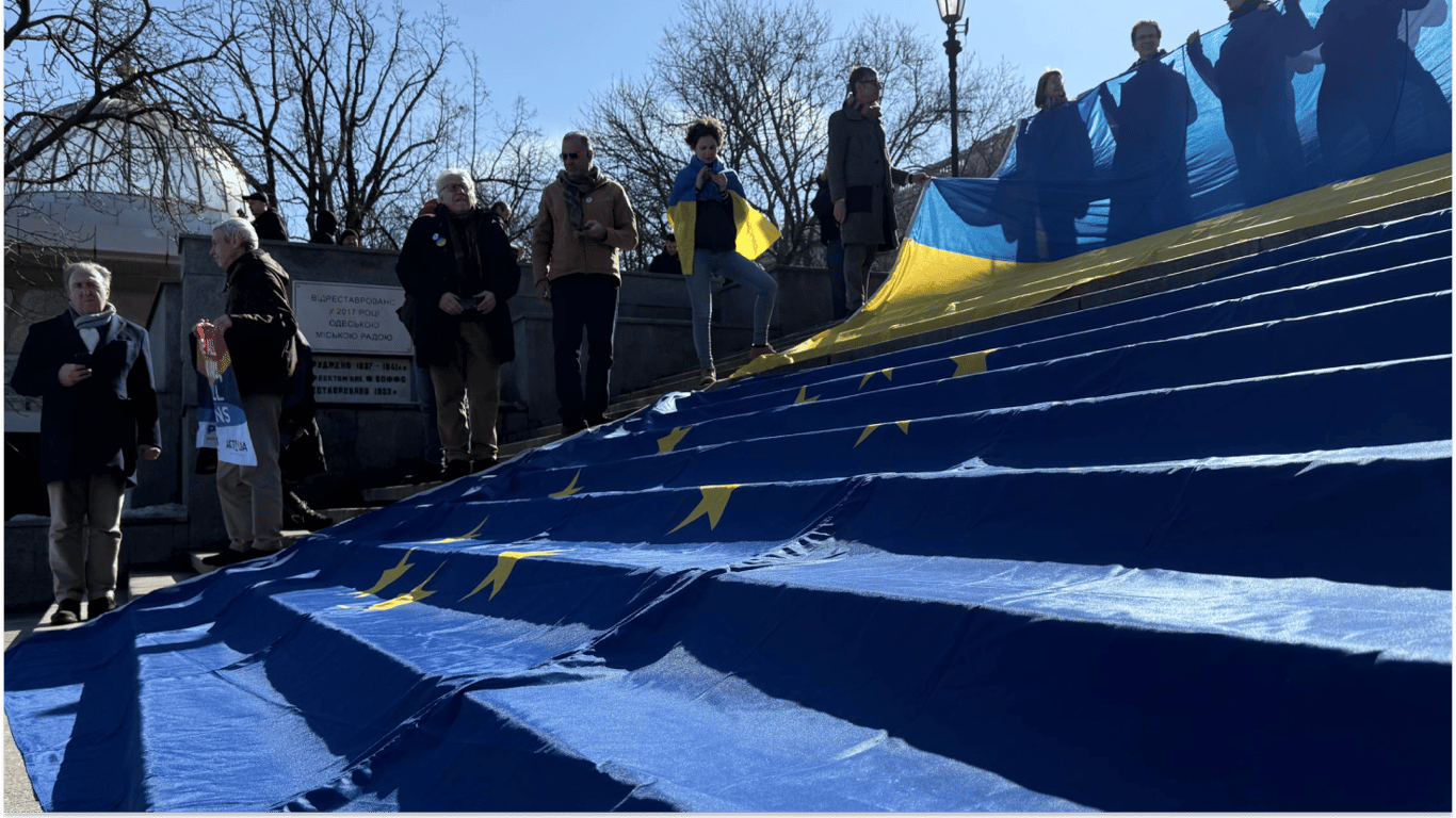 Евродепутаты на одесской лестнице требуют конфисковать 100 млрд евро у России для Украины