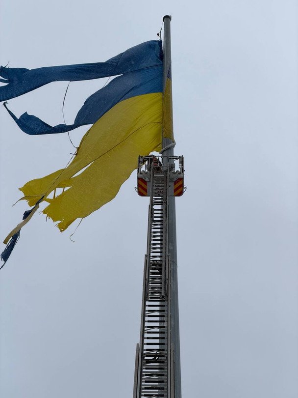 В Полтаве флаг примёрз к флагштоку на высоте