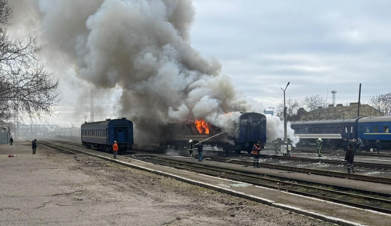 Повреждённый пассажирский поезд после атаки