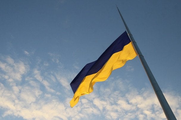 У Києві приспустили найбільший прапор України: причина – штормове попередження