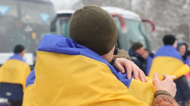 Powrót 157 żołnierzy: Ukraina odzyskała swoich bohaterów w lutowej wymianie jeńców