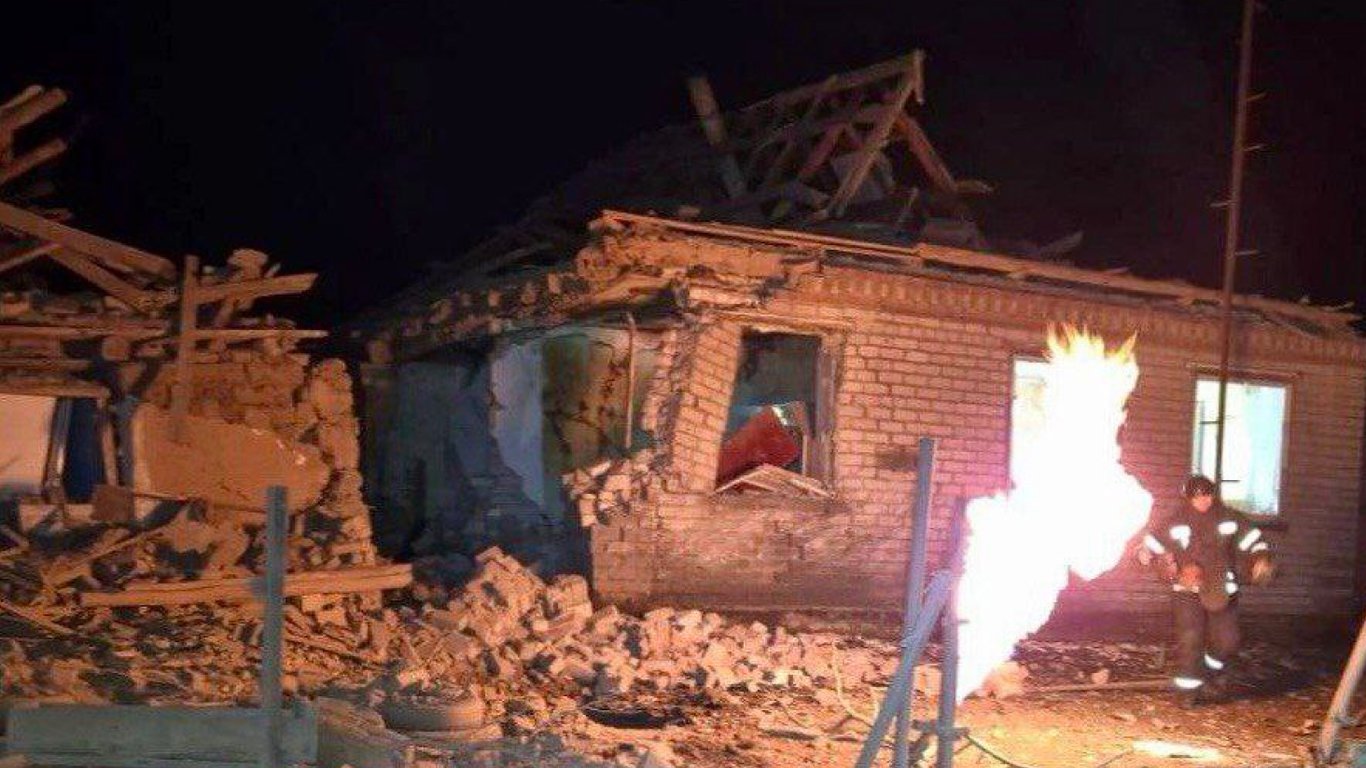 Пошкоджені будинки та школа