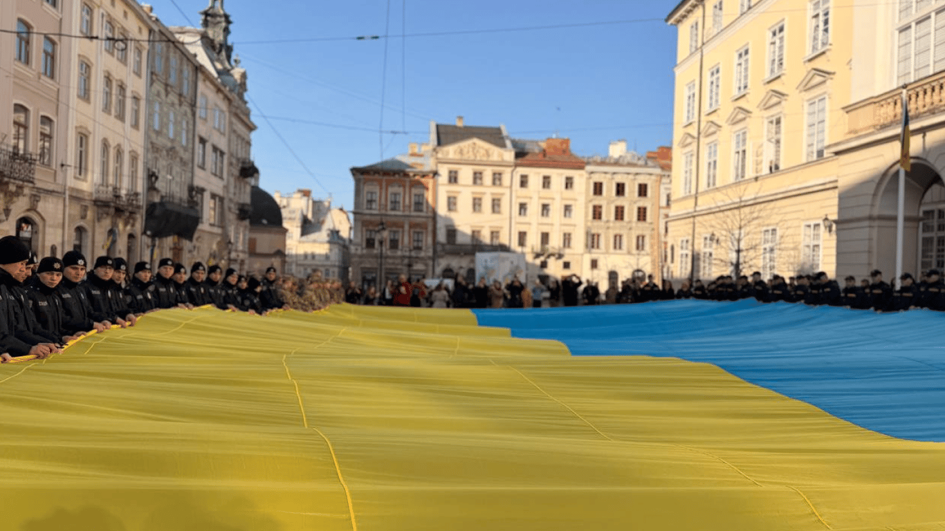 Lwów świętował rocznicę hymnu narodowego: wspólny śpiew i gigantyczna flaga
