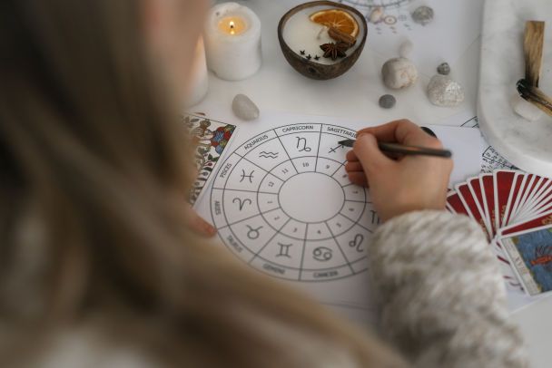 Rodzinne niespodzianki w marcu 2026 roku. Które znaki zodiaku odkryją tajemnice?