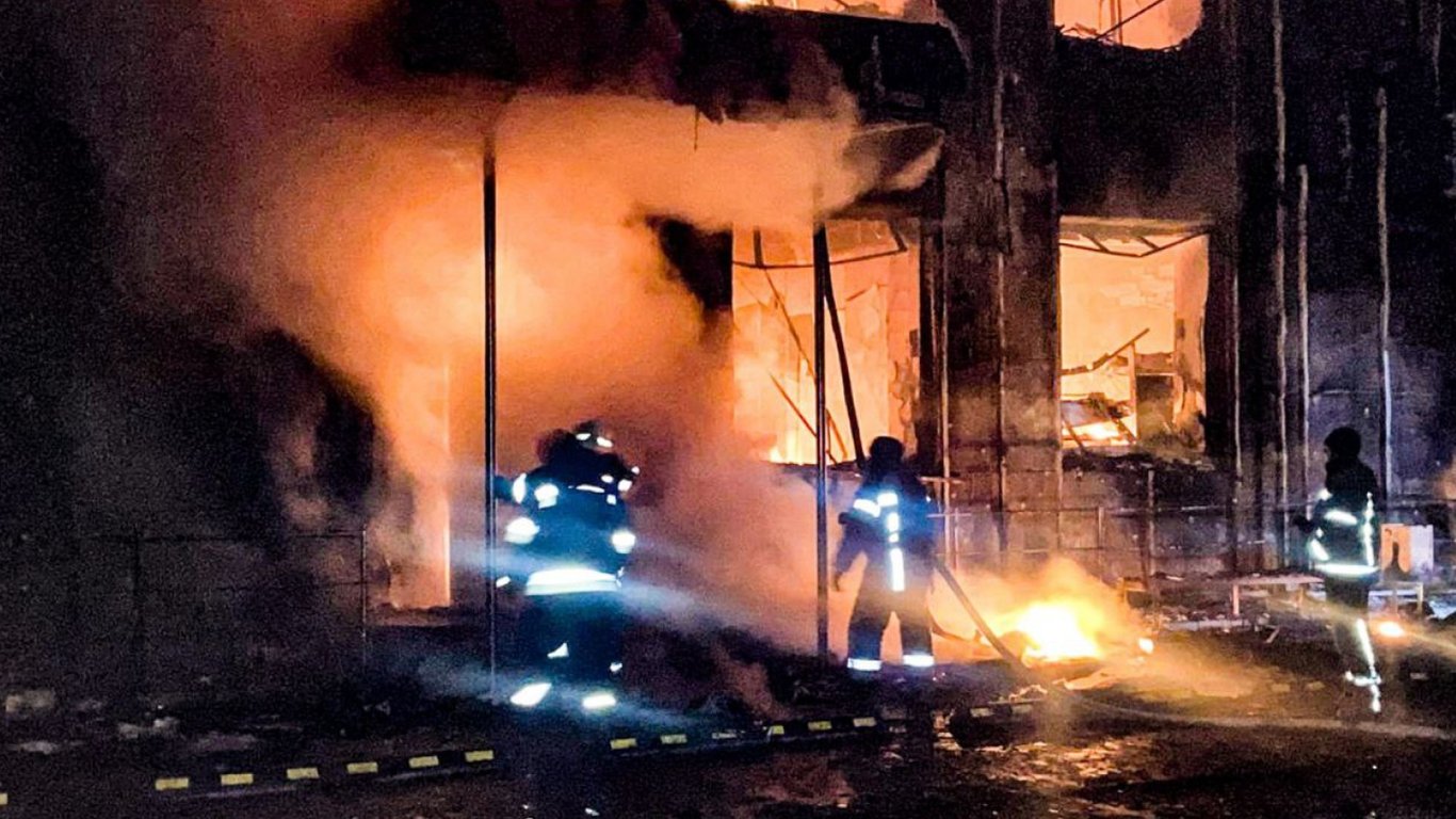 Удар по Харківщині: безпілотники Росії спричинили пожежу та поранення людей у Барвінковому