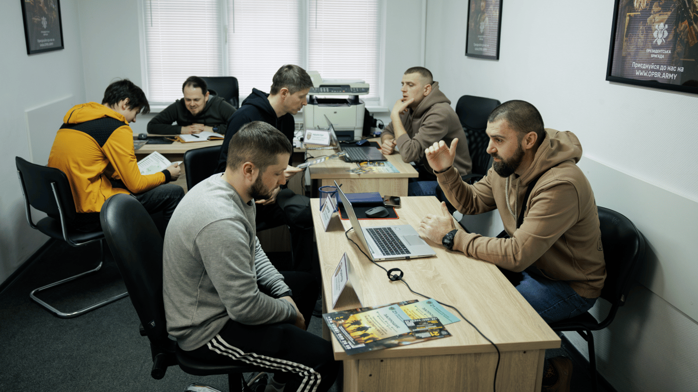 Юрист консультує мобілізованого чоловіка