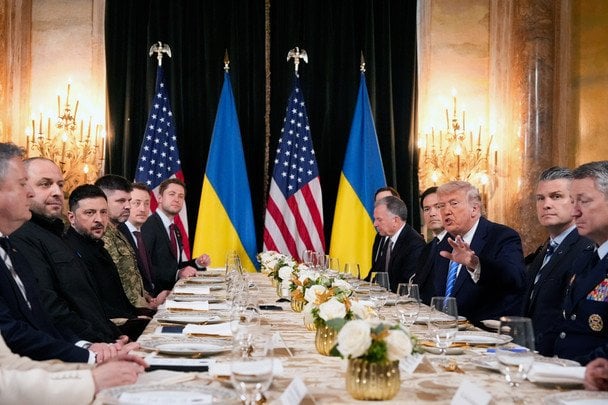 Трамп пригостил Зеленского тортом имени себя: детали необычного ланча