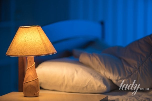 Porządek na szafce nocnej: jak urządzić ją dla lepszego snu