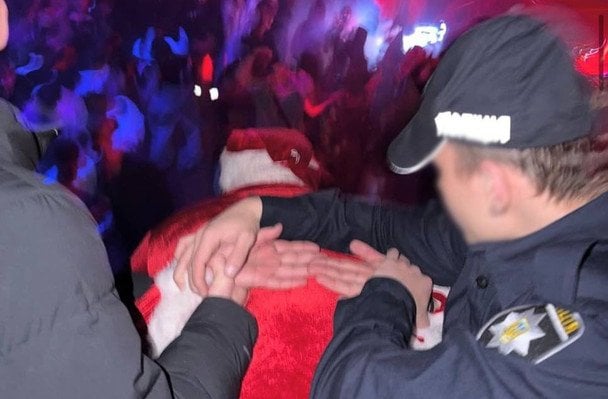 В Киеве оштрафовали псевдополицейского за инсценировку задержания Санта Клауса